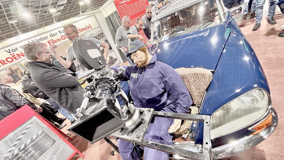 Die DS von Citroën ist nicht nur in vielen Spielfilmen zu sehen – hier ist zu sehen, wie das „göttliche“ Auto bei den Dreharbeiten eingesetzt wurde. Foto: Klaus Ortgies