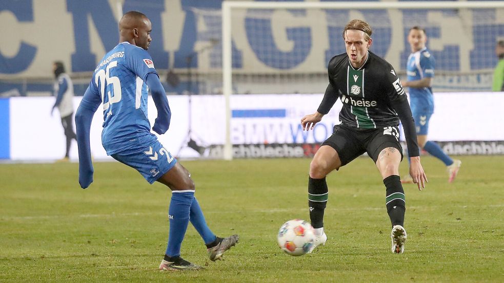 Stefan Teitur Thordarson (rechts) wechselte im Winter aus England nach Hannover. Am Wochenende war der isländische Nationalspieler in der 2. Bundesliga in Magdeburg 20 Minuten und im Testspiel gegen Kickers 45 Minuten im Einsatz. Foto: Imago