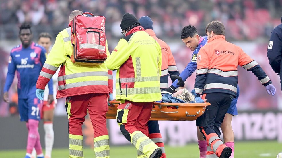 Benedict Hollerbach wird vom Platz getragen. Foto: Jennifer Brückner