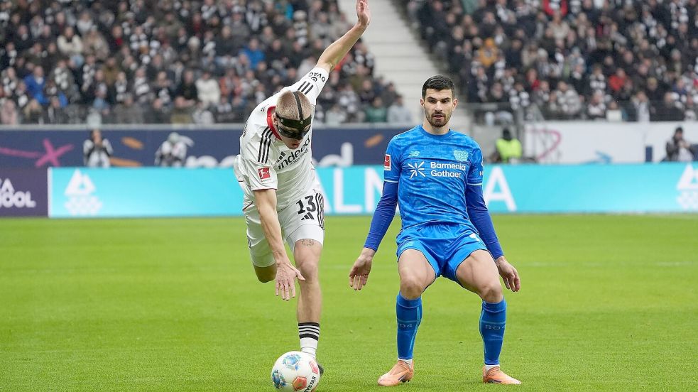 Eintracht Frankfurt und Rasmus Kristensen (l) sind weiter am Straucheln. Foto: Marc Schüler