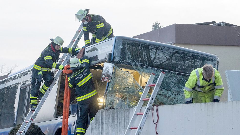 Die Feuerwehr war mit zahlreichen Kräften am Unfallort. Foto: Stefan Puchner/dpa