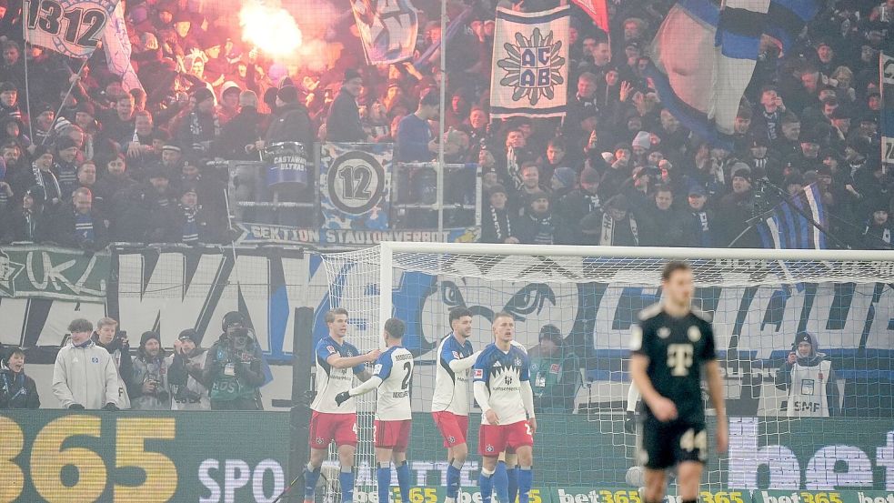 Gefeierter HSV-Mann Luka Vuskovic (l) nach seinem Tor zum 2:2. Foto: Marcus Brandt