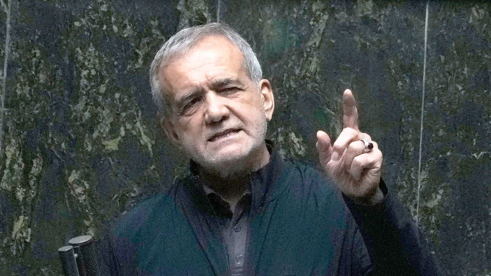 Irans Präsident Peseschkian spricht sich für eine diplomatische Lösung des Konflikts mit den USA aus. (Archivbild) Foto: Vahid Salemi/AP/dpa