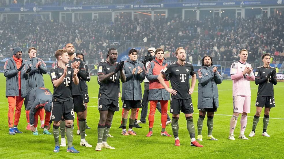 Dank an die Fans nach dem 2:2: Die Spieler des FC Bayern München. Foto: Marcus Brandt