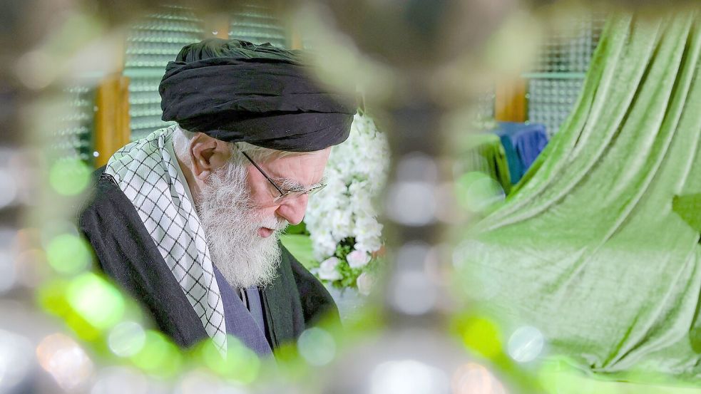 „Das iranische Volk wird jemandem, der angreift oder Schaden zufügt, einen harten Schlag versetzen“, kündigt Ajatollah Ali Chamenei an. Foto: Uncredited/Office of the Iranian