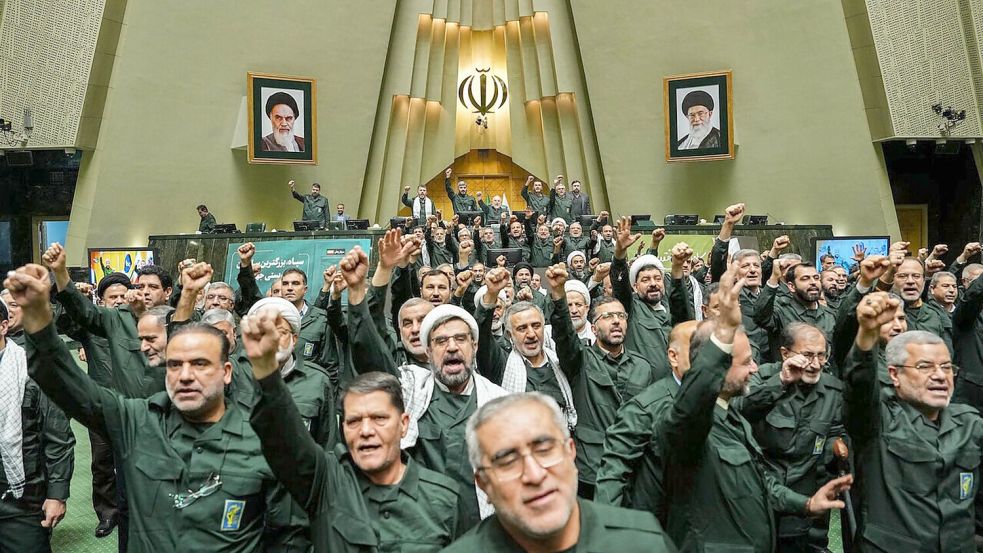 Abgeordnete des iranischen Parlaments solidarisieren sich mit den Revolutionsgarden. Foto: Hamed Malekpour/Khane Melat/dpa