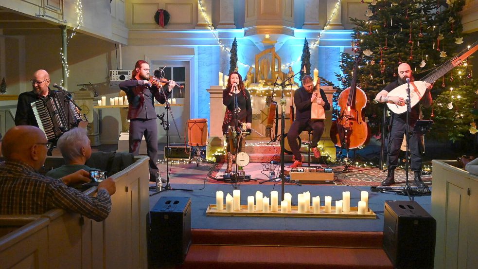 Stimmungsvoll war es am Samstagabend in der Hoffnungskirche in Westrhauderfehn anlässlich der „Musik in d‘ Lüchterkark“-Tour. Foto: Holger Weers