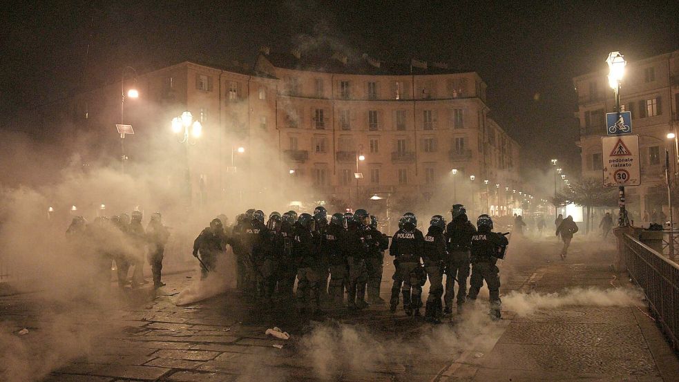 Mindestens 100 Sicherheitskräfte wurden bei den Krawallen verletzt. Foto: Marco Alpozzi