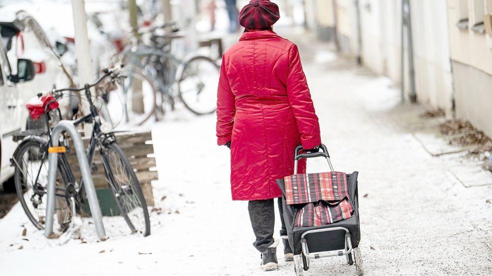Achtung Glätte! In Berlin können sich Privatleute nun kostenlos Splitt abholen. (Archivbild) Foto: Fabian Sommer/dpa
