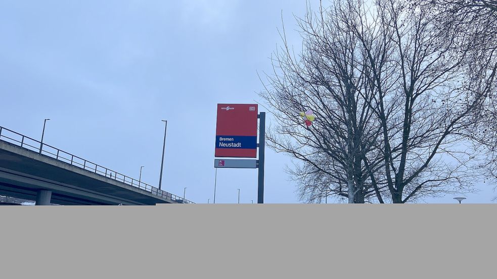 Am Bahnhof in der Bremer Neustadt halten derzeit keine Züge – es müssen Linienbusse genutzt werden. Foto: Melanie Machedanz