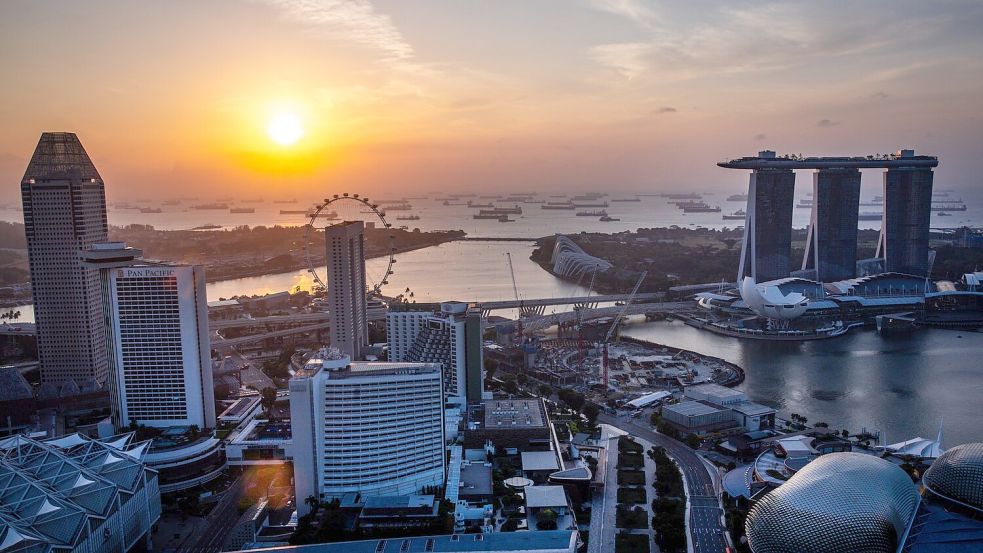 Singapur gilt als wichtiger Knotenpunkt der globalen Infrastruktur. Angesichts der unkalkulierbaren Handels- und Zollpolitik von US-Präsident Donald Trump sucht Außenminister Johann Wadephul (CDU) auch hier verlässliche Partner für eine regelbasierte Zusammenarbeit. Foto: Jens Büttner