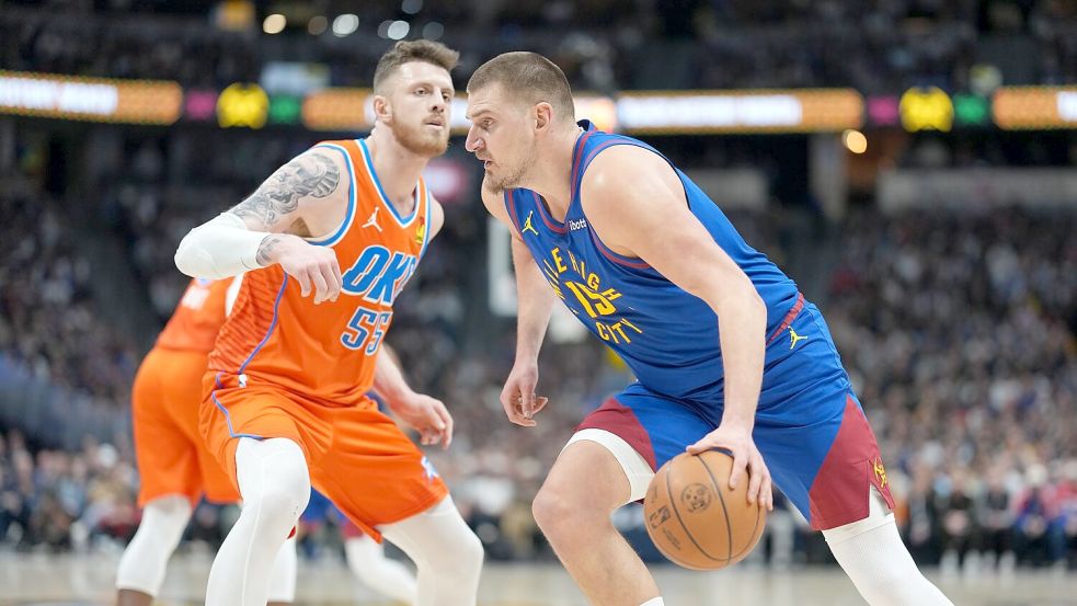 Isaiah Hartenstein (l.) und Nikola Jokic standen erst zum zweiten Mal nach langer Verletzungspause auf dem Parkett. Foto: David Zalubowski/AP/dpa