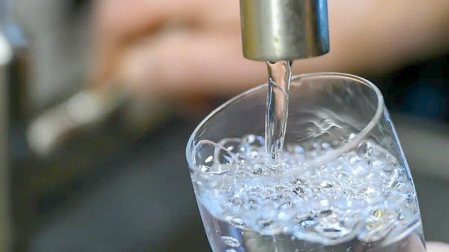 Die Wasserpreise in Ostfriesland und Umgebung variieren teils stark. Symbolfoto: dpa