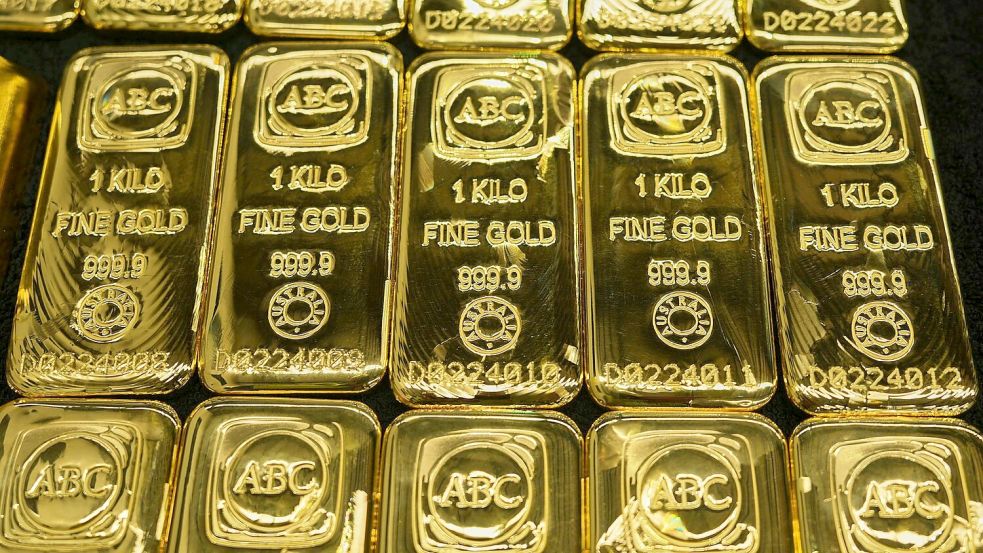 Nachdem der Preis für Gold wochenlang stark gestiegen war, sackt er nun deutlich ab. (Archivbild) Foto: Mark Baker/AP/dpa