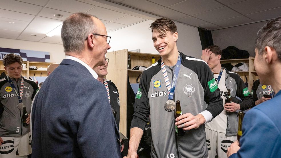 Bundeskanzler Friedrich Merz gratuliert Deutschlands Handballern in der Kabine. Foto: Guido Bergmann/Presse- und Infor