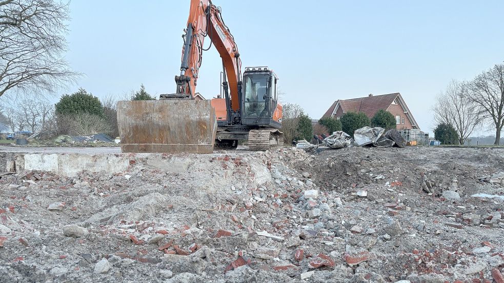Ein bisschen Schutt und ein paar Grundmauern sind von der Alten Molkerei in Backemoor noch übrig. Foto: Marion Janßen
