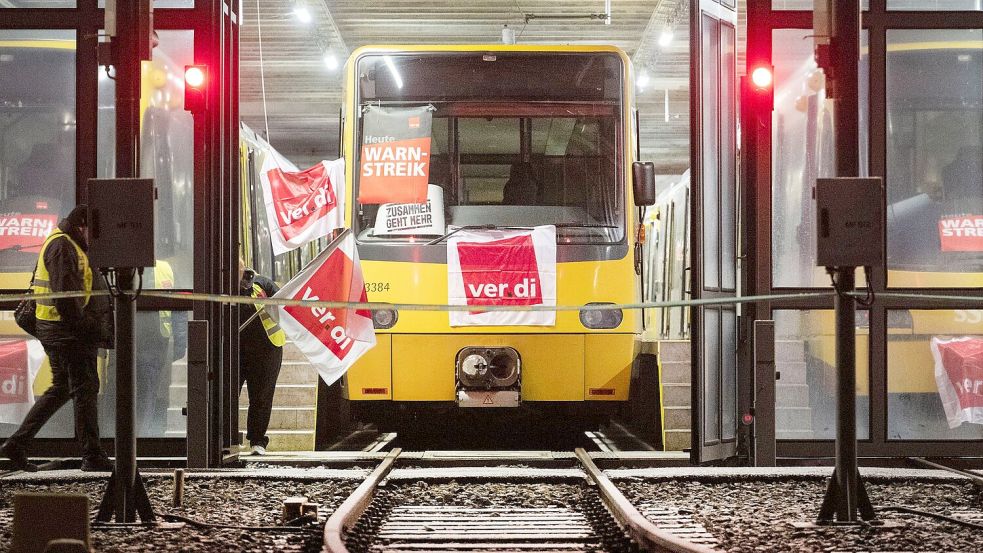 Die Warnstreiks im Nahverkehr bekommen vor allem Pendler, Schülerinnen und Schüler sowie deren Eltern zu spüren. Foto: Marijan Murat