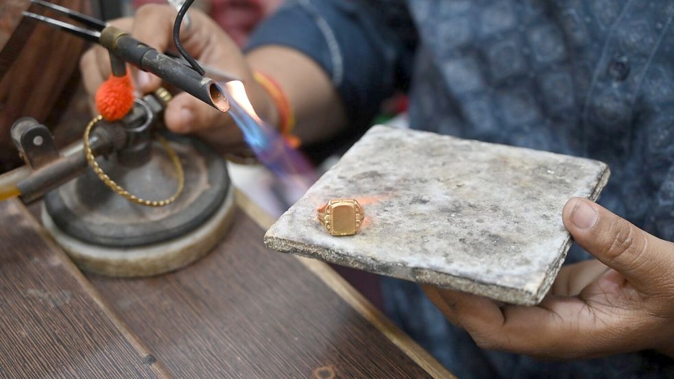 Nach der Rekordrally sackte der Goldpreis zuletzt wieder ab. (Archivbild) Foto: Prabhat Kumar Verma