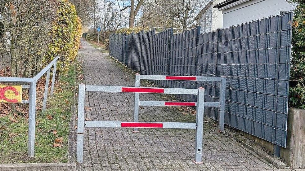 Einst sollten mit den Umlaufsperren kreuzende Radfahrer und Fußgänger geschützt werden. Sie hielten und halten aber auch Autos von Geh- und Radwegen fern. Mit einem Lastenrad oder Fahrradanhänger ist aber oftmals kaum ein Durchkommen. Foto: Radentscheid Osnabrück