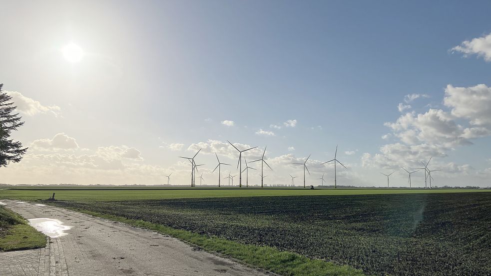 Wer von der Schulstraße auf die geplanten Windräder blickt, dem könnte sich dieses Bild bieten. Visualisierung: Enova Power GmbH