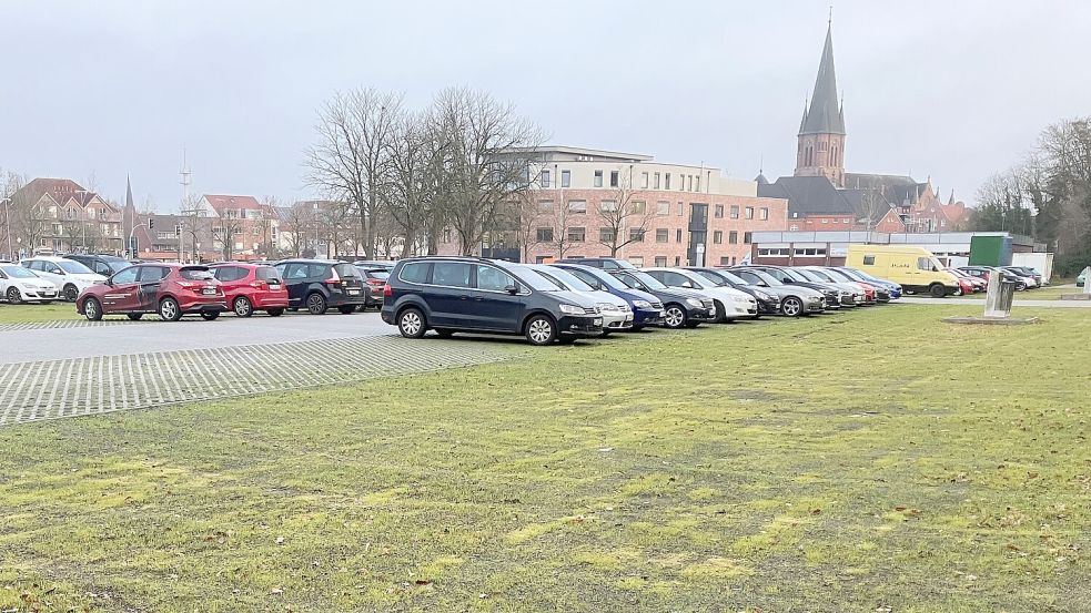 Überfahren: Spurrillen wie hier finden sich auf mehreren der neuen Grünflächen auf dem Untenender Marktplatz in Papenburg. Foto: Gerd Schade