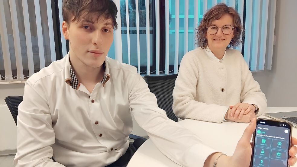 Auszubildender Mihail Lynbenov testete ubiMaster und war zufrieden. Daniela Abheiden ist dabei. Foto: Clarissa Scherzer