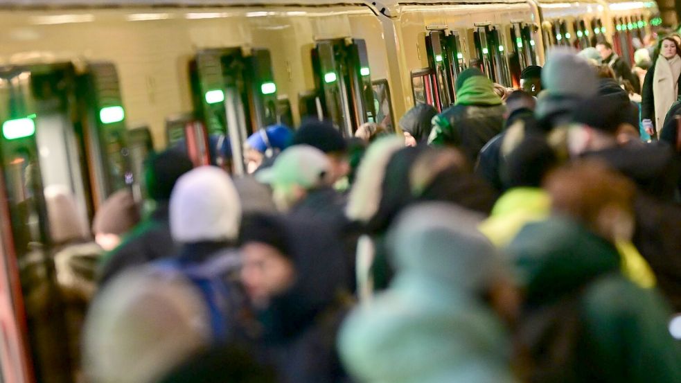Die Regional- und S-Bahnen der Deutschen Bahn fahren ohne Einschränkungen - wie hier am Bahnhof Gesundbrunnen in Berlin. Foto: Sebastian Christoph Gollnow/dpa