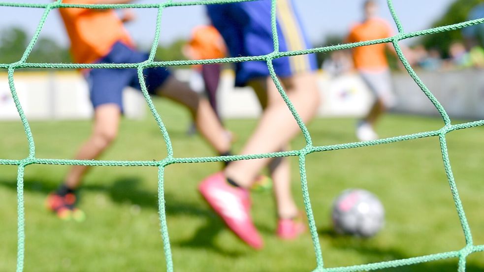 Wenn das Kind im Fußballverein spielt, tut sich eine eigene Welt auf. Eltern kommen zeitlich an ihre Grenzen, aber man trifft auch auf Menschen, die man ohne Fußball vielleicht nie kennengelernt hätte. Foto: Uwe Anspach