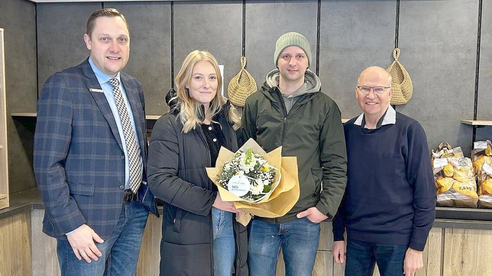 Bei der Neueröffnung: (von links) Bürgermeister Matthias Huber, Lisa Wittenberg, Lars Wittenberg und Bezirksvorsteher Albrecht-Erich Krause. Foto: Gemeinde Apen