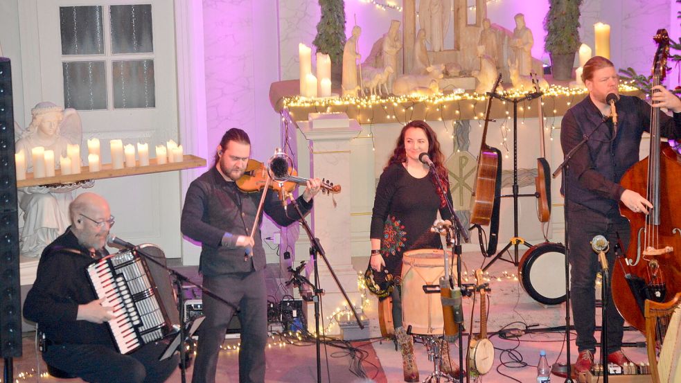 Die Musiker sorgten bei Lichterglanz und stimmungsvollen Melodien für eine besondere Atmosphäre. Foto: Holger Weers