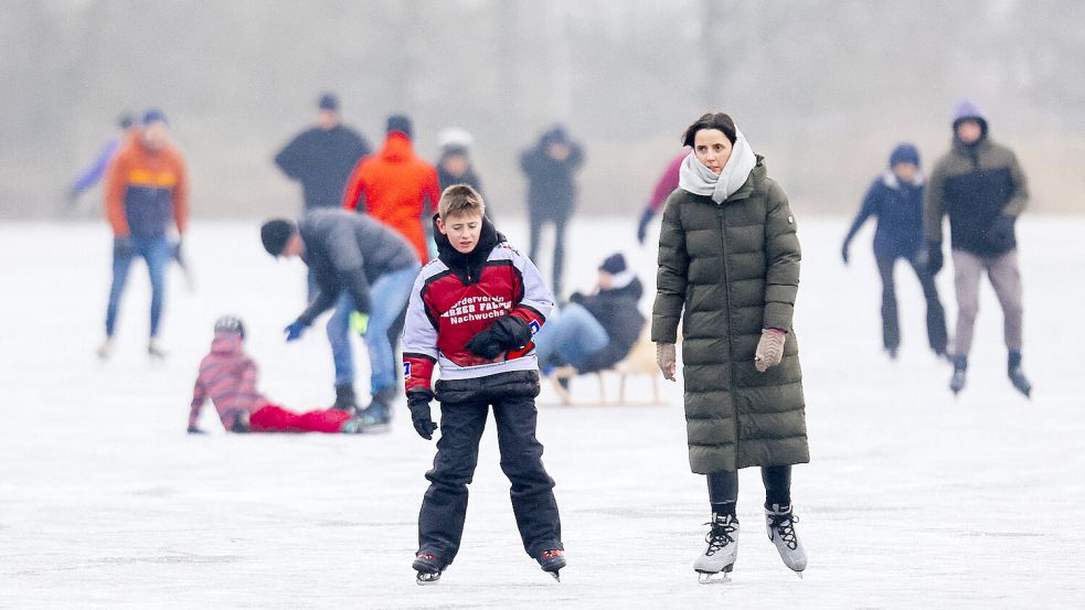 Die Eisfläche in Neermoor steht seit Montagmittag wieder zum Schöfeln zur Verfügung. Foto: Doden