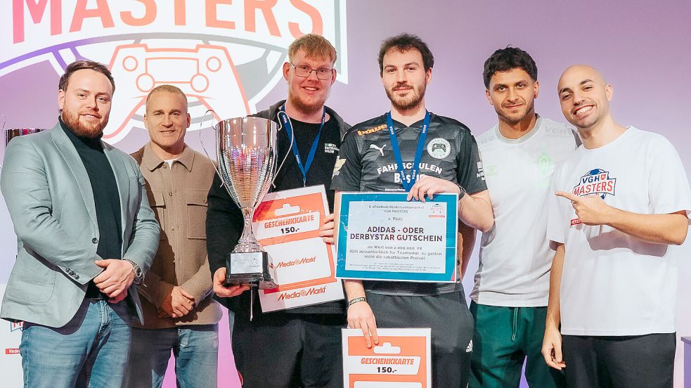 Die Ihlower Tammo Harms und Heiko Meyer (Mitte mit Pokal und Gutschein) wurden nach dem Turnier als zweiter Sieger geehrt. Foto: Fußballverband