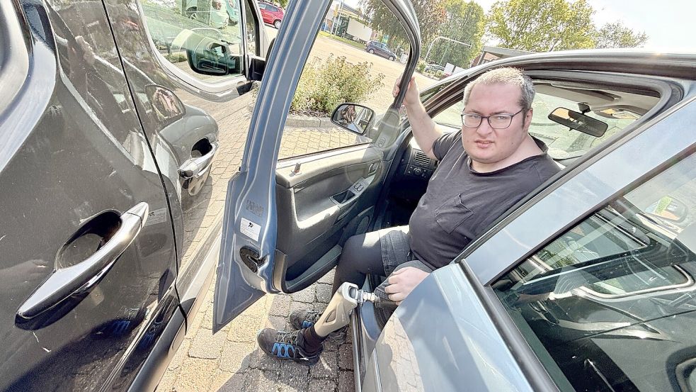 Patrick Höcker braucht Platz, wenn er mit der Prothese aus dem Auto steigen möchte. Auf dem Behindertplatz darf er nicht parken. Foto: Klaus Ortgies/Archiv