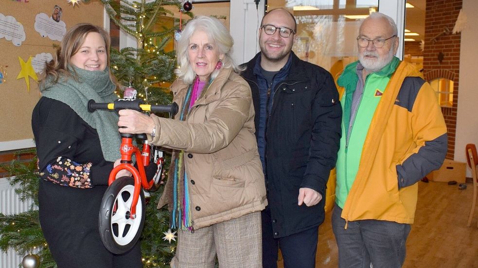 Das Foto entstand bei der Übergabe eines Laufrades und zeigt (von links) Nicole Janssen vom Kinnerhuus, Mitorganisatorin Hedwig Daute (Grüne), Mirco Friedrichs von der Firma Radwelt Emsland und Detlef Hermann (Grüne). Foto: Privat