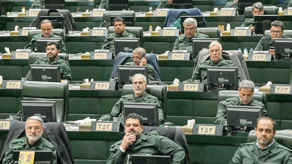 Der Iran reagiert auf EU-Sanktionen: Parlamentsabgeordnete tragen die Uniformen der Revolutionsgarden. (Archivbild) Foto: Hamed Malekpour/Islamic Consulta
