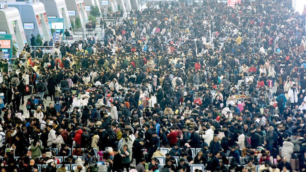 Auch in diesem Jahr dürfte es wieder voll werden an Chinas Bahnhöfen. (Archivbild) Foto: -/CHINATOPIX/AP/dpa