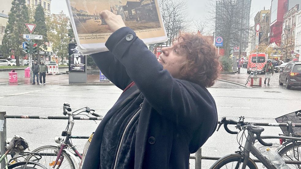 Historikerin und Kiezkennerin Eva Decker auf der Reeperbahn. Foto: Dagmar Gehm