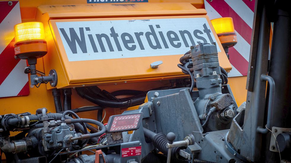 An einem Streufahrzeug des Winterdienstes blinken auf dem Gelände der Straßenmeisterei die Warnleuchten. Aktuell wird viel gemeckert über die Arbeit des Winterdienstes- Foto: Jens Büttner/dpa