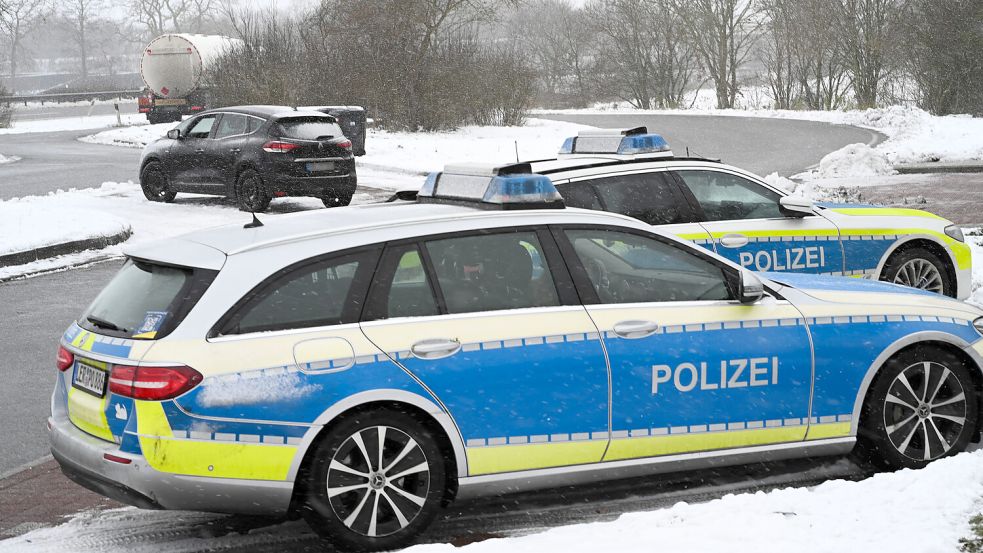 Polizeiautos stehen vor einem Pkw auf dem Parkplatz Brinkum an der Autobahn 28 in Fahrtrichtung Bottrop. In dem Fahrzeug war eine tote Person aufgefunden worden. Foto: Lars Penning/dpa/Archiv