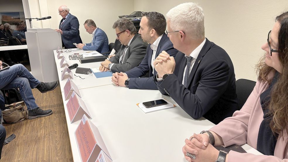 Niedersachsens Minister für Soziales, Arbeit, Gesundheit und Gleichstellung, Andreas Philippi (SPD, Mitte), war zu Gast bei der Mitgliederversammlung des Allgemeinen Krankenhausvereins in Weener. Foto: Oliver Bär