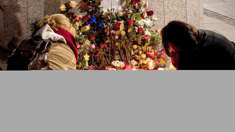 An der U-Bahn Station „Wandsbek Markt“ wurde eine provisorische Trauerstelle für die junge Iranerin eingerichtet. Foto: picture alliance/dpa