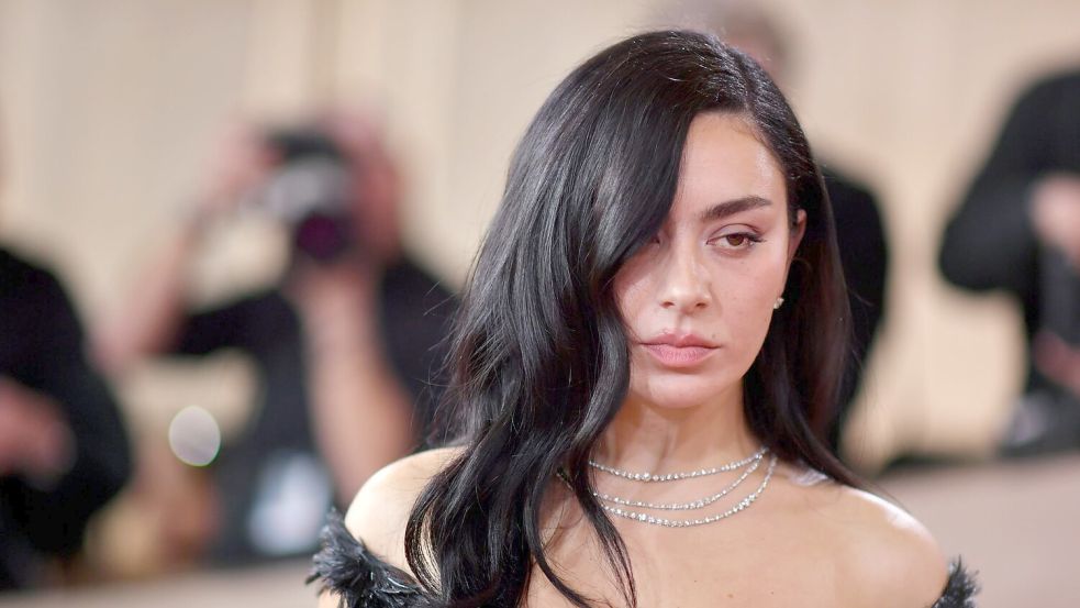 Popstar Charli xcx stellt die Satire „The Moment“ in Berlin vor. (Archivbild) Foto: Richard Shotwell/Invision/dpa