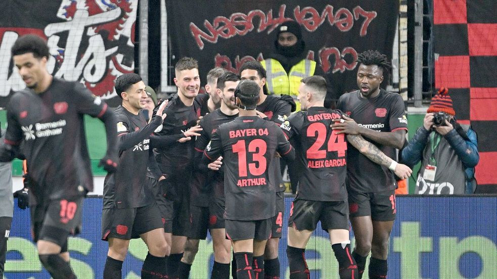 Leverkusens Patrik Schick jubelt mit seinen Mannchaftskollegen über 2:0. Foto: Federico Gambarini