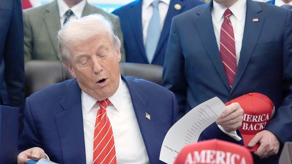 US-Präsident Donald Trump unterzeichnet ein Haushaltsgesetz, das den teilweisen Stillstand der US-Regierungsgeschäfte beendet. Foto: Alex Brandon/AP/dpa