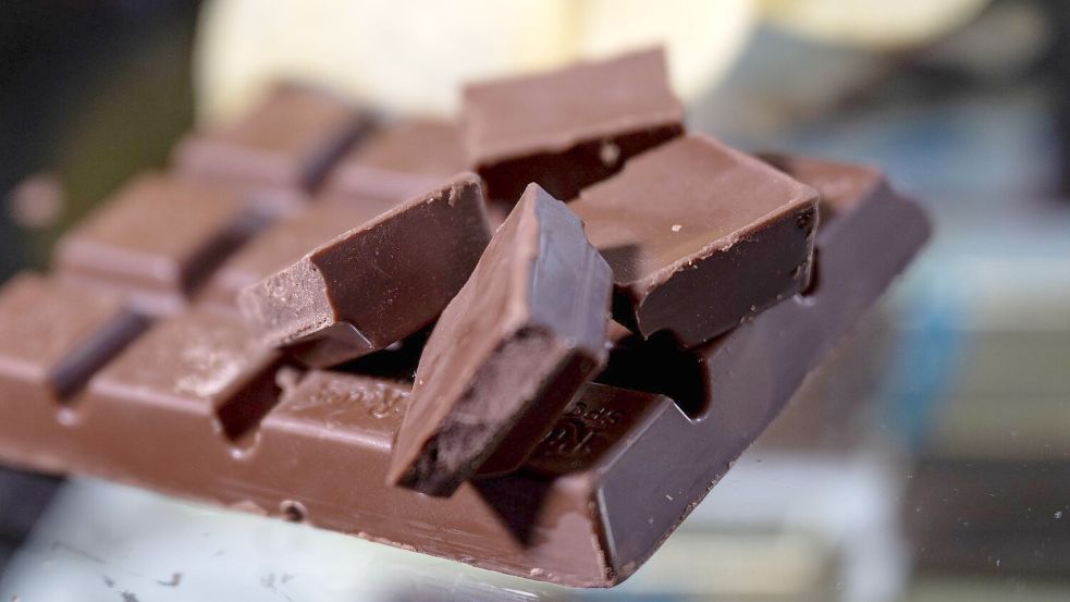 Für eine Schokoladentafel müssen Verbraucher immer noch tiefer in die Tasche greifen als vor ein paar Jahren. Foto: Hendrik Schmidt