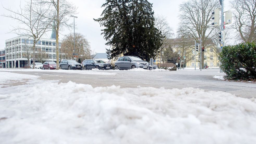 Wegen des Winterwetters müssen sich die Menschen in Teilen Deutschlands am Mittwochmorgen auf glatte Straßen einstellen. Foto: Hauke-Christian Dittrich