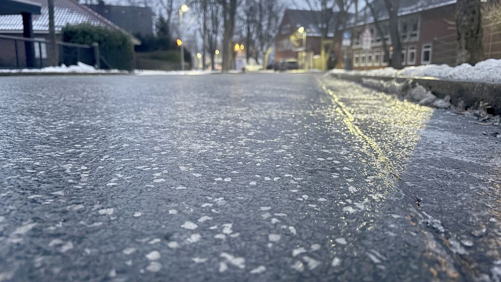 Auf den Straßen in Ostfriesland – hier in Leer – herrscht zum Teil extreme Straßenglätte. Foto: Jonas Bothe