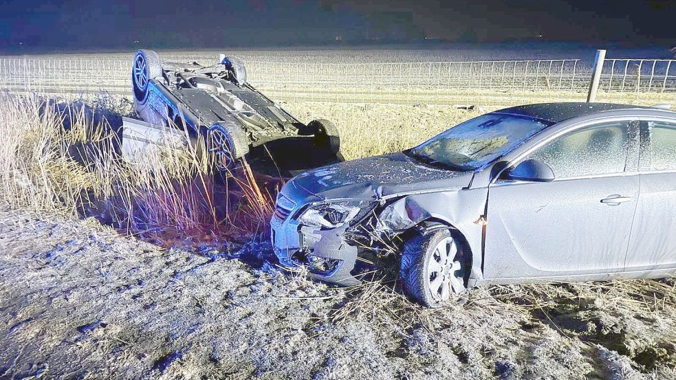 Zwei Fahrzeuge sind am Mittwochmorgen von der Fahrbahn abgekommen. Foto: Feuerwehr/Berends