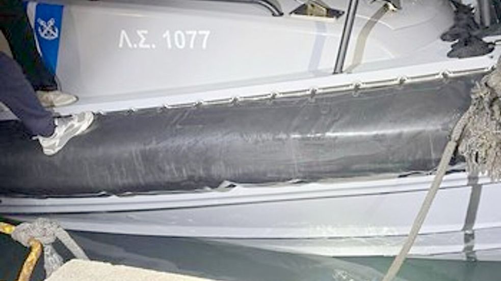 Das beschädigte Patrouillenboot der griechischen Küstenwache nach der Kollision mit dem Boot der Migranten. Foto: -/Griechische Küstenwache/dpa