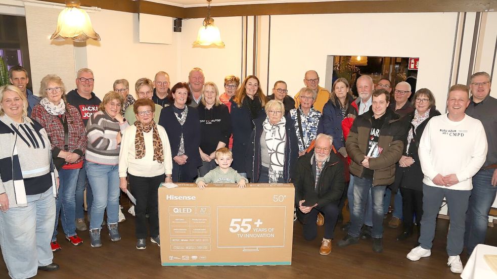 Der Vorstand des Handels- und Gewerbevereins (HGV) Barßel verteilte die Warengutscheine der Weihnachtsverlosung an die Gewinner. Foto: Hans Passmann